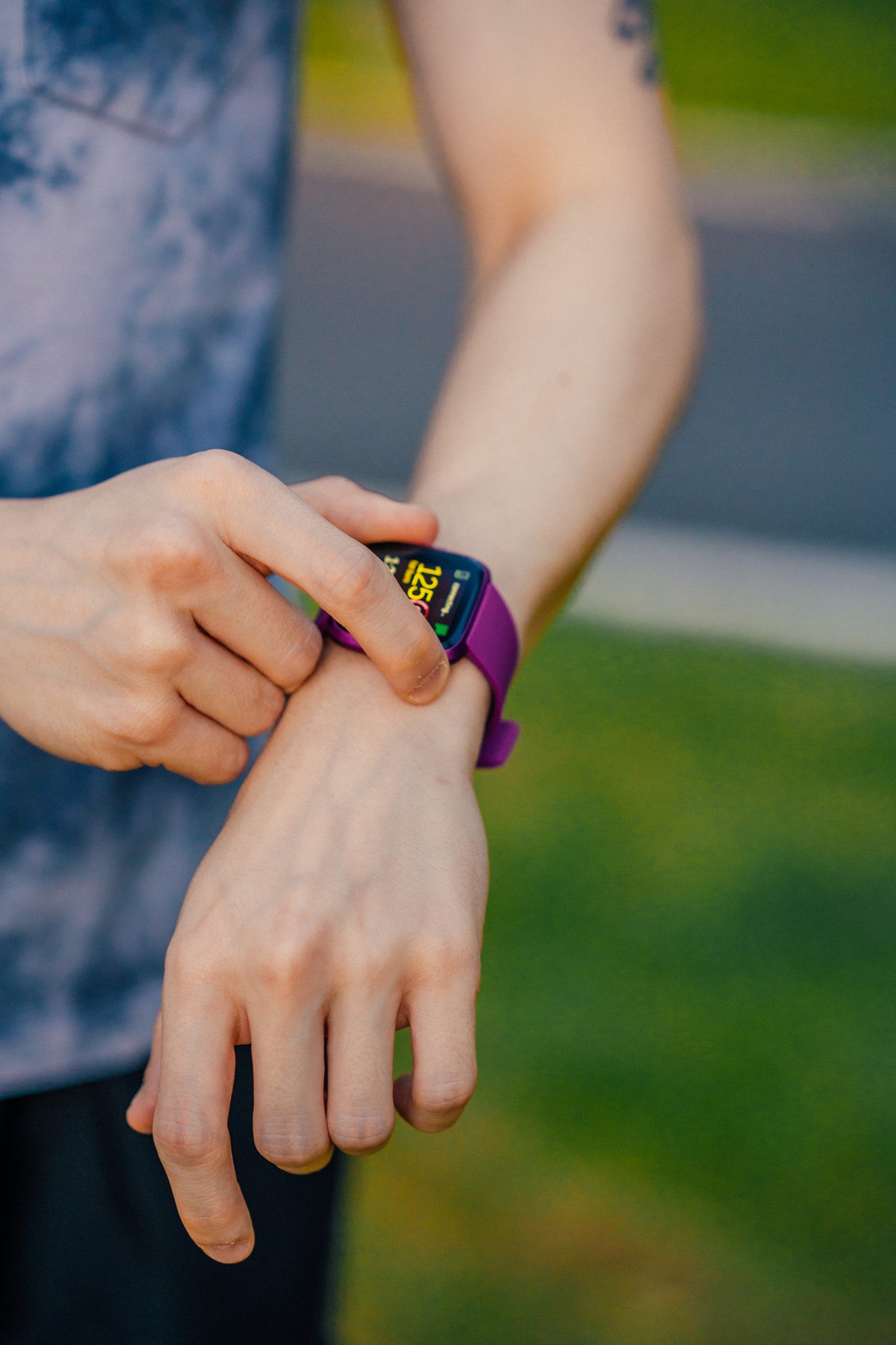 The Fitbit Versa Lite does not boast on-screen workouts and the music storage available with the Versa